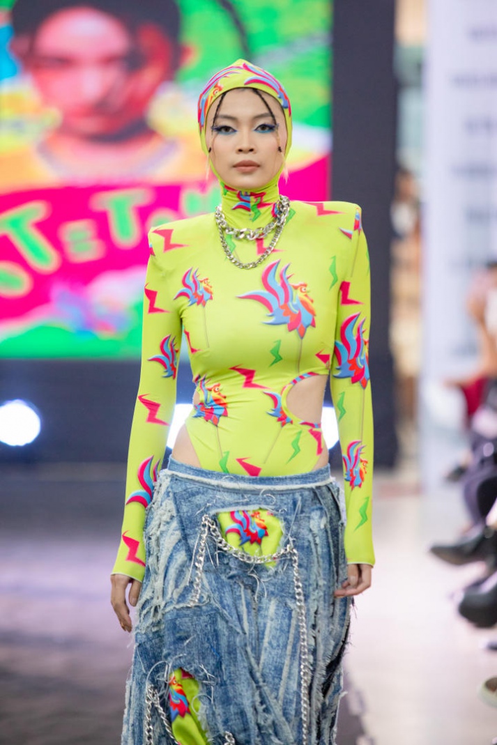 [Video] Đem bọ cánh cứng và người vô gia cư vào đồ án tốt nghiệp, 02 sinh viên ngành Thiết kế thời trang HUTECH “cán đích” thủ khoa và á khoa 227