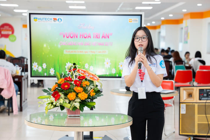 [Ảnh] Khoảnh khắc đẹp tại cuộc thi cắm hoa 20/11: Sinh viên HUTECH gửi trọn yêu thương đến các nhà giáo 45