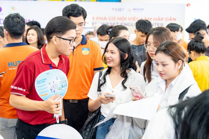 [Video] Sinh viên hào hứng “săn” hơn 1.500 đầu việc hấp dẫn tại “HUTECH International Job Fair 2024” 123