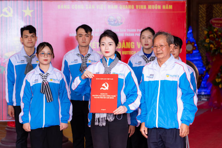 07 chiến sĩ Mùa hè xanh HUTECH vinh dự đứng vào hàng ngũ của Đảng Cộng sản Việt Nam 36