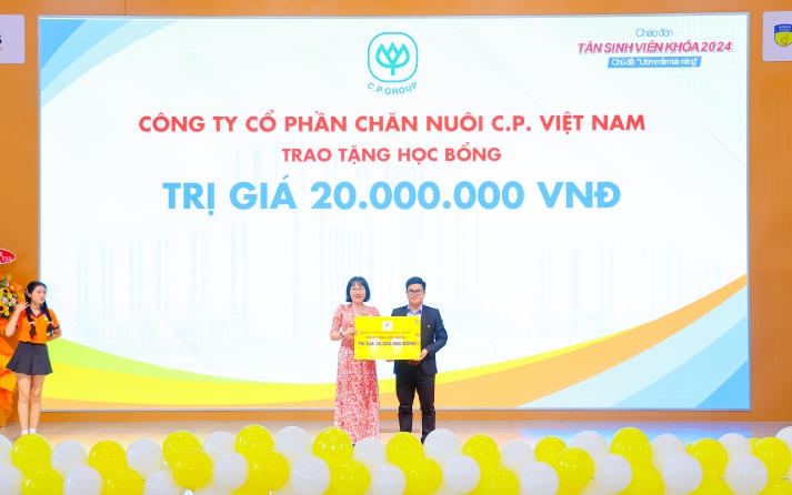 Doanh nghiệp trao học bổng gần 100 triệu đồng cho sinh viên Khoa Thú y - Chăn nuôi tại Lễ chào đón tân sinh viên 48