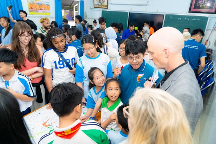 Sinh viên HUTECH và UIUC mang làn gió giao lưu quốc tế đến Trường Tiểu học Hà Huy Tập 57