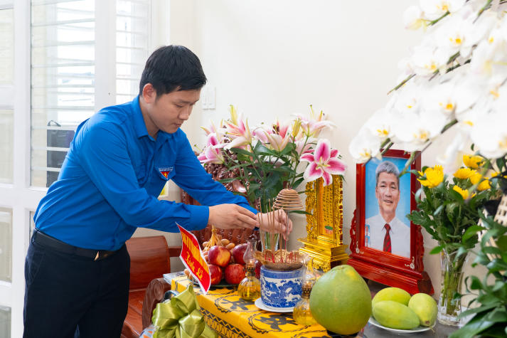 Truy tặng Huy hiệu 40 năm tuổi Đảng cho cố đồng chí Cao Tùng Anh 82