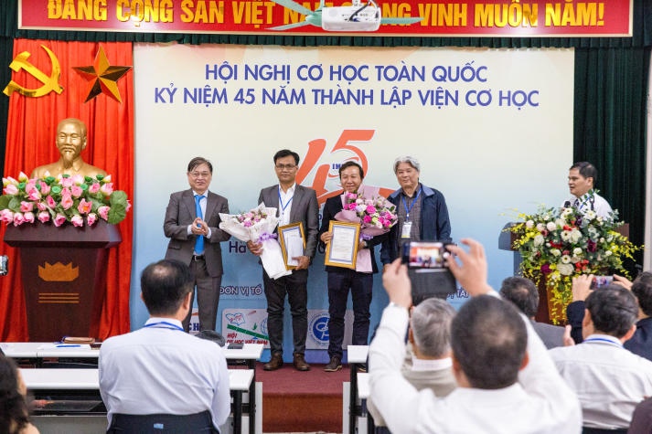 Dr. Phung Van Phuc honored to receive the Nguyen Van Dao Award 28