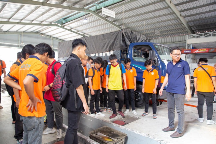 Sinh viên ngành Công nghệ kỹ thuật ô tô trải nghiệm môi trường làm việc thực tế tại Công ty Truck & Bus Hyundai Trường Chinh 59