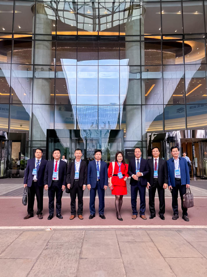 HUTECH cùng lãnh đạo giáo dục toàn cầu bàn về chuyển đổi số tại WDEC 2025 18