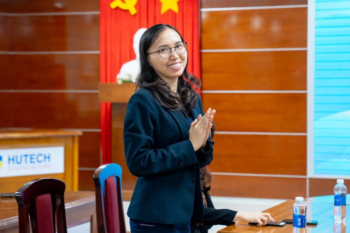 Sinh viên khoa Trung Quốc học nắm bắt nhiều kiến thức hữu ích về ngành dệt may và văn hoá doanh nghiêp Đài Loan qua toạ đàm 35