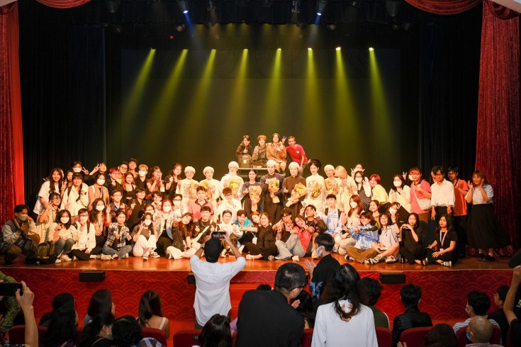 Sinh viên khóa 2021 của khoa Truyền thông và Thiết kế trong buổi xem kịch tại Nhà hát Cải lương Trần Hữu Trang