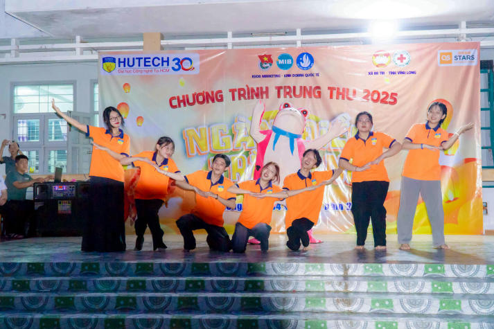 Sinh viên Khoa Marketing - Kinh doanh quốc tế mang “Ngàn điều trăng nói” đến với thiếu nhi Vĩnh Long 90