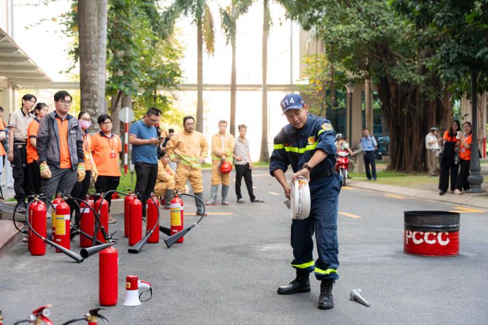 Trang bị kỹ năng ứng phó với hỏa hoạn: HUTECH tổ chức diễn tập PCCC & CNCH tại Thu Duc Campus 75