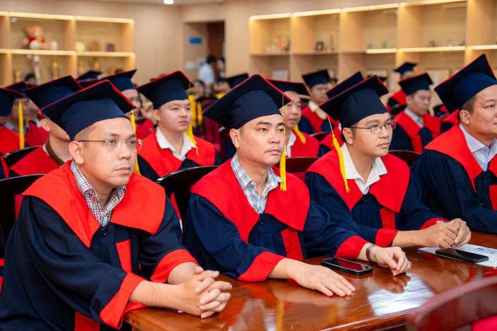 [Video] Tân Cử nhân ngành Ngôn ngữ Anh hệ Đào tạo từ xa HUTECH rạng ngời trong ngày vui tốt nghiệp 19