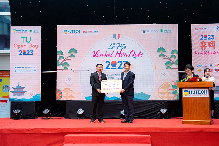 Sinh viên rủ nhau “vi vu” xứ sở kim chi ngay tại HUTECH trong Lễ hội Văn hóa Hàn Quốc 2023 42