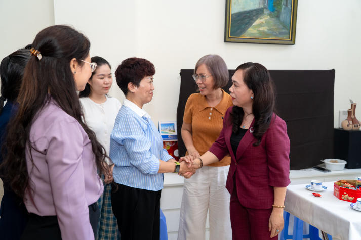 Truy tặng Huy hiệu 40 năm tuổi Đảng cho cố đồng chí Cao Tùng Anh 29