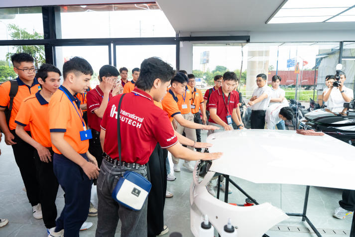 [Video] BƯỚC VÀO THẾ GIỚI CỦA NHỮNG SIÊU XE BẬC NHẤT VÀ CÔNG NGHỆ ĐỈNH CAO – SINH VIÊN VIỆN ĐÀO TẠO QUỐC TẾ HUTECH ĐÃ CÓ MỘT NGÀY “MÃN NHÃN” TẠI AVERY DENNISON!