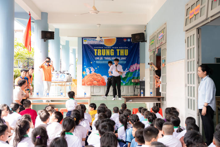 Sinh viên Viện Kỹ thuật gửi Trung thu yêu thương đến với trẻ em trường tình thương 36