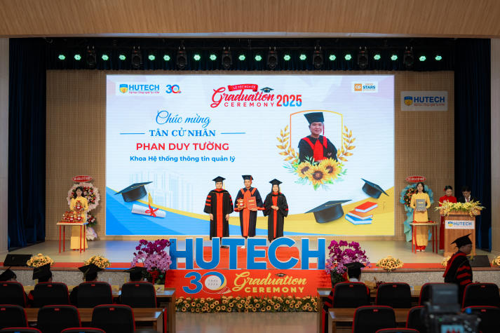 Người đẹp Hoa hậu Hoàn vũ Việt Nam 2015 truyền cảm hứng trong Lễ tốt nghiệp HUTECH 96