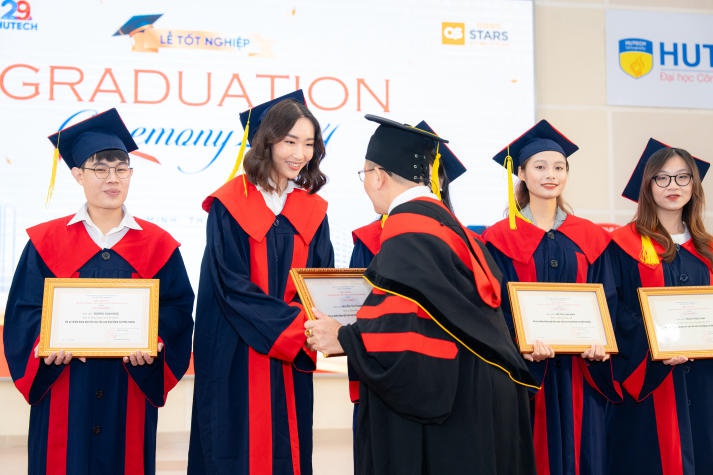 Hoa khôi Sinh viên Thế giới 2019 Nguyễn Thị Thanh Khoa dự định sẽ học tiếp thạc sĩ tại HUTECH 44