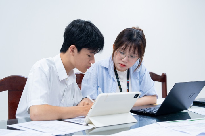 [Hướng nghiệp 2026] Ngành Ngôn ngữ Anh trong kỷ nguyên AI: Con người giữ vai trò không thể thay thế 30