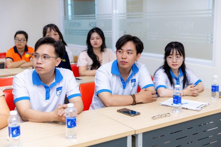 Sinh viên Khoa Dược lắng nghe chia sẻ thực tế về hành trình hành nghề Dược tại Úc 20