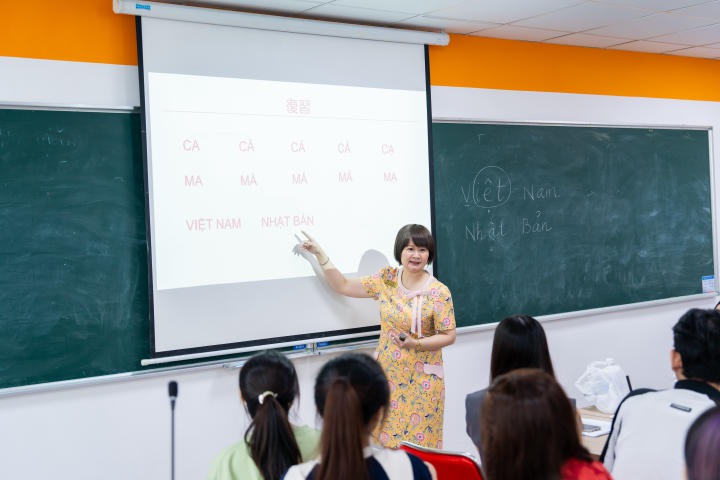 Sinh viên ĐH Hosei sôi nổi học tiếng Việt cùng sinh viên Khoa Nhật Bản học HUTECH 23