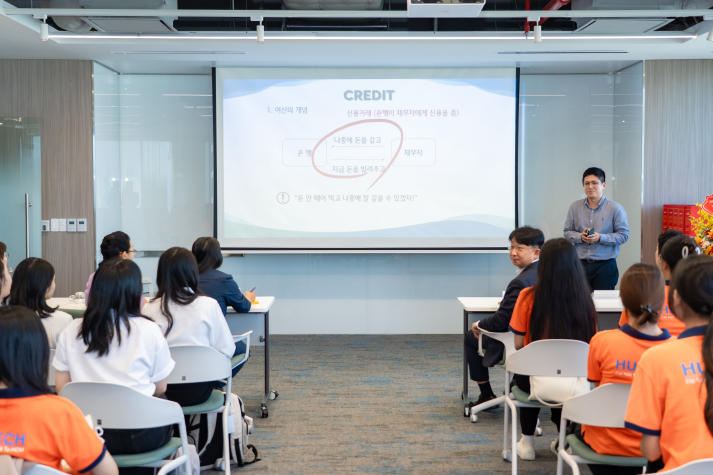 Sinh viên Khoa Hàn Quốc học HUTECH học gì tại Ngân hàng KEB Hana? 49