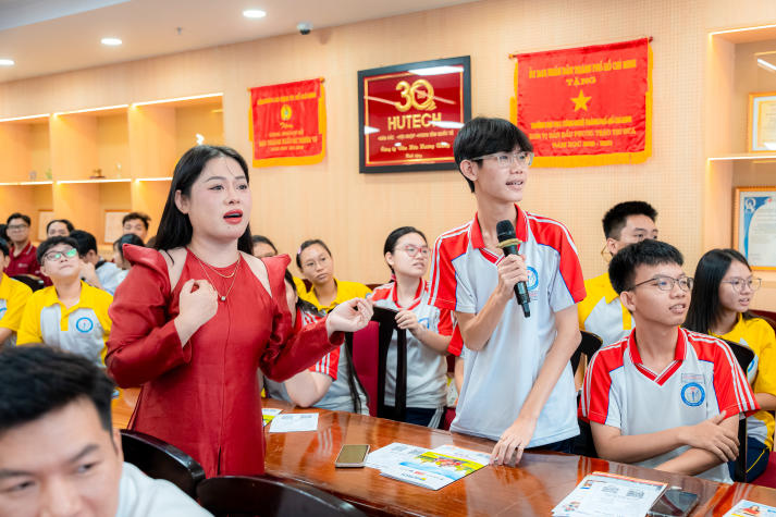 Học sinh THPT “đắm mình” trong không gian nghiên cứu tại Open Lab Day HUTECH 83
