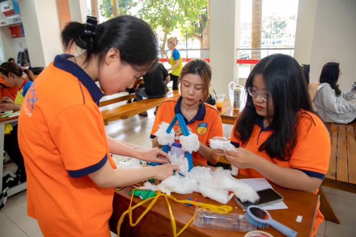 Sinh viên Khoa Thú y - Chăn nuôi thiết kế khung ảnh lưu giữ khoảnh khắc yêu thương nhân ngày Quốc tế Phụ Nữ (8/3) 38