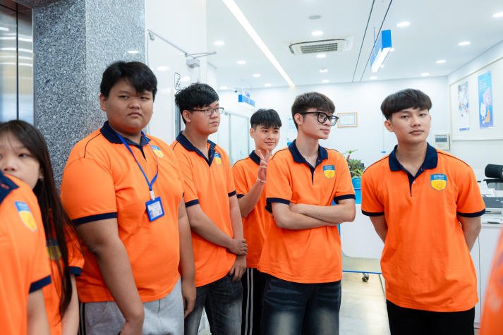 Sinh viên Khoa Luật định hình tương lai nghề nghiệp qua chuyến tham quan Shinhan Bank 16