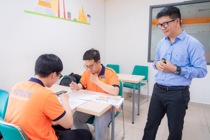 [Video] Sinh viên HUTECH học cách làm chủ tài chính từ chuyên gia trong dự án "Hanwha Life Finance Mentor" 72