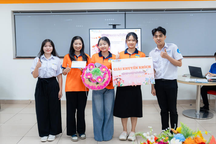 Lan tỏa tinh thần “Sắc Việt” trong Ngày hội trang trí nón lá của sinh viên Khoa Tài chính - Thương mại 137