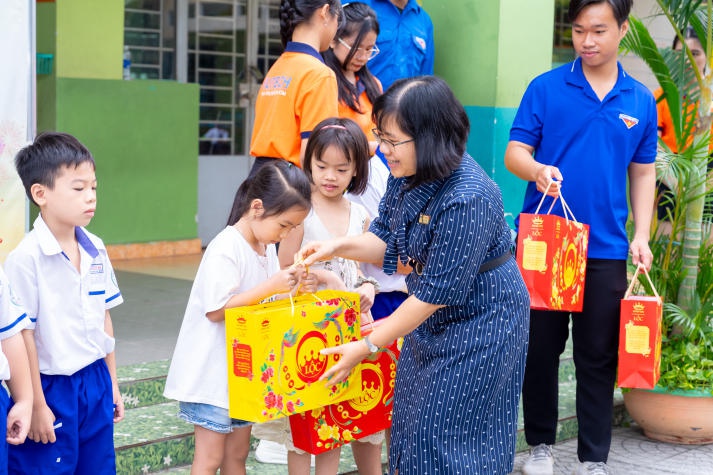 Mang tình xuân đến trẻ nhỏ, Khoa Thú y - Chăn nuôi HUTECH thắp lửa yêu thương 48