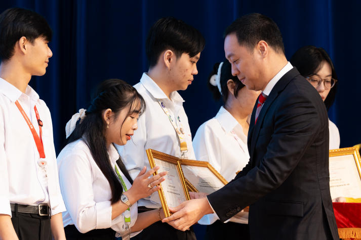 HUTECH tổng kết và khen thưởng Ban cán sự lớp năm học 2023-2024 23