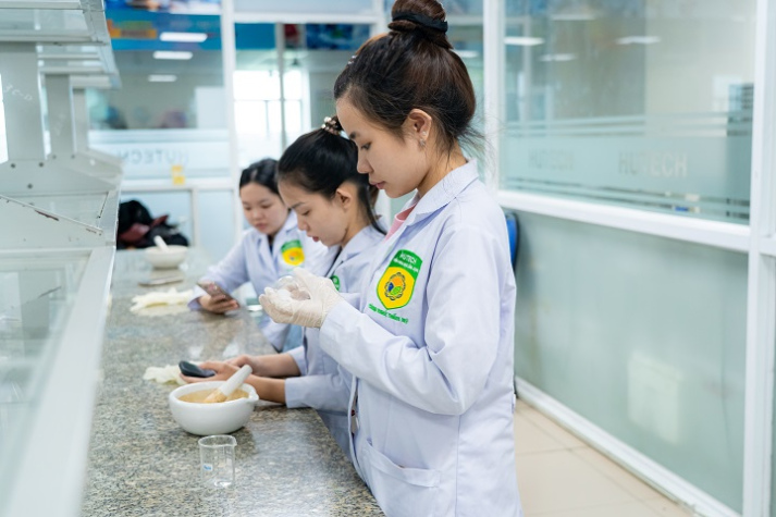 Sắc son từ lớp học: Sinh viên Viện Khoa học Ứng dụng HUTECH thực hành chế tạo mỹ phẩm 34