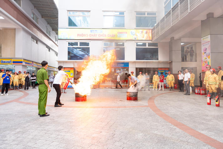 [Video] HUTECH tổ chức diễn tập PCCC & CNCH: Nâng cao năng lực ứng phó, bảo đảm an toàn học đường 73