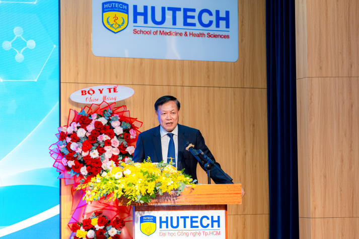 Thứ trưởng Bộ Y tế Đỗ Xuân Tuyên cắt băng khánh thành Trường Y và Khoa học Sức khỏe HUTECH 23