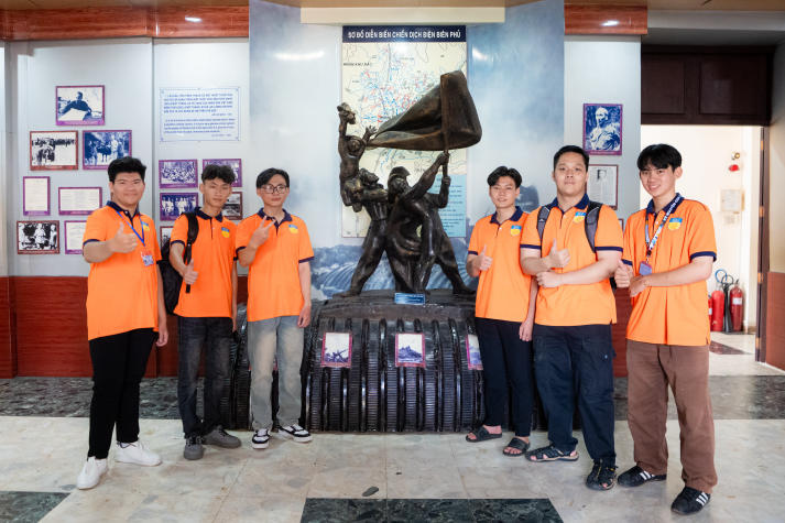 Tân sinh viên VKIT ngược dòng lịch sử, khám phá di sản tại Bến Nhà Rồng 49