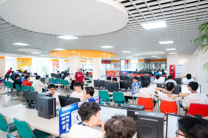 Khai mạc Chung kết OlpAI'25, các thí sinh bước vào đường đua 6 tiếng “cân não” 8 Khai mạc Chung kết OlpAI'25, các thí sinh bước vào đường đua 6 tiếng “cân não” 59