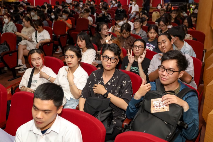 Sinh viên ngành Truyền thông đa phương tiện khám phá quy trình trình diễn tại Nhà hát Cải lương Trần Hữu Trang 41