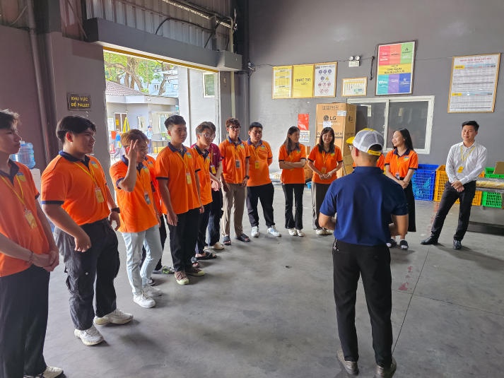 Sinh viên ngành Logistic tìm hiểu về vận hành hàng hóa tại Nhất Tín Logistics 103