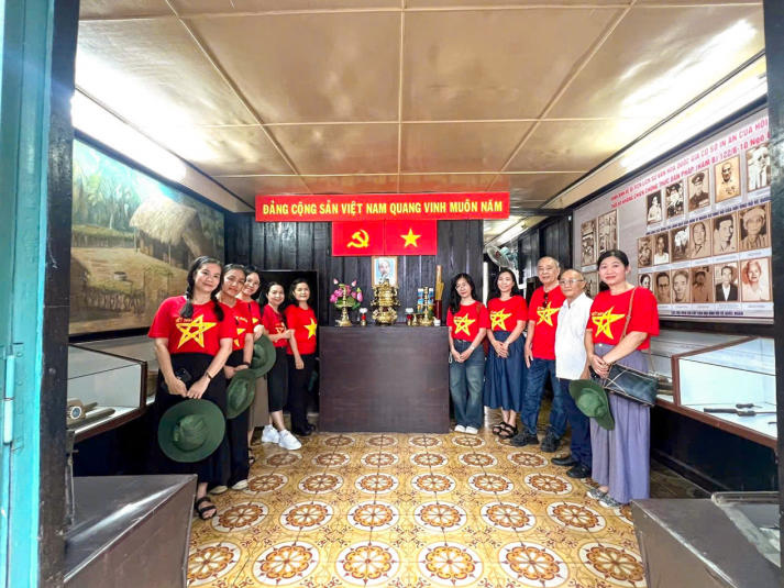 Đảng viên Chi bộ 7 HUTECH về nguồn bồi đắp lý tưởng cách mạng 71