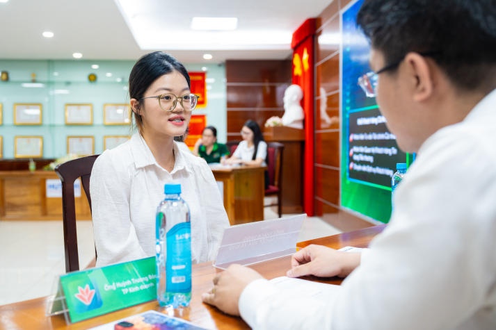 Sinh viên Khoa Tài chính - Thương mại nhận học bổng giá trị và săn cơ hội thực tập hấp dẫn từ VPBank 109