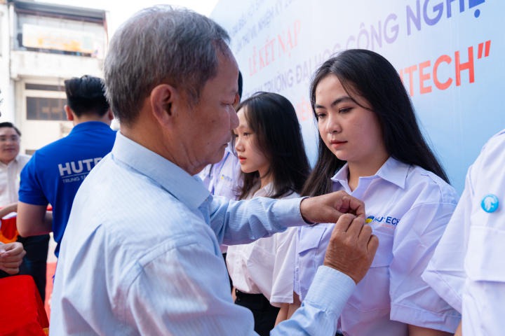 [Video] Rộn ràng Lễ kết nạp Hội viên Hội Sinh viên Việt Nam và Ngày hội chào đón tân sinh viên khóa 2023 tại HUTECH 130