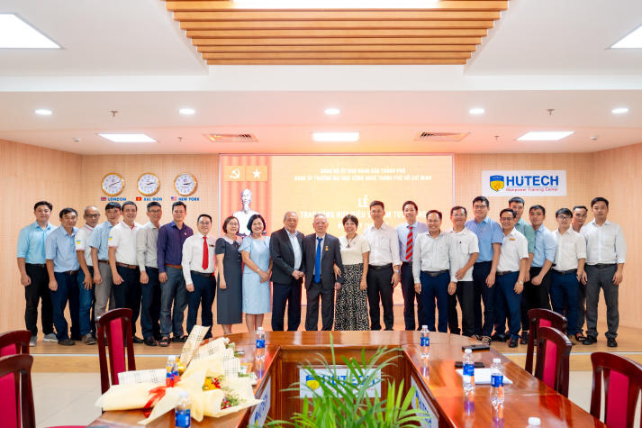 HUTECH trao tặng Huy hiệu 55 năm tuổi Đảng cho TS. Hồ Ngọc Bá 64