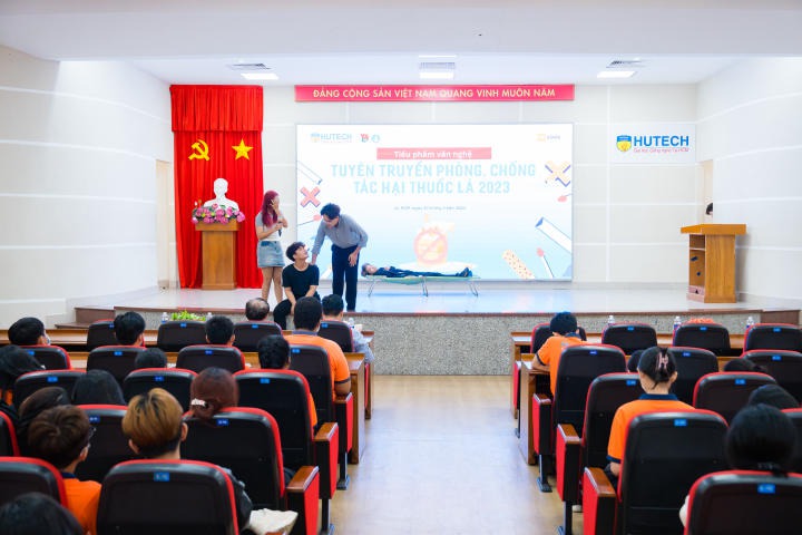 Sinh viên HUTECH sôi nổi tìm hiểu “Tác hại của thuốc lá và thuốc lá thế hệ mới đối với sức khoẻ của thanh thiếu niên” 287