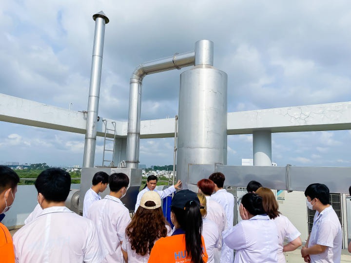 Sinh viên ngành Kỹ thuật môi trường tìm hiểu hệ thống xử lý khí thải tại Trung tâm Thực hành - Thí nghiệm HUTECH 45