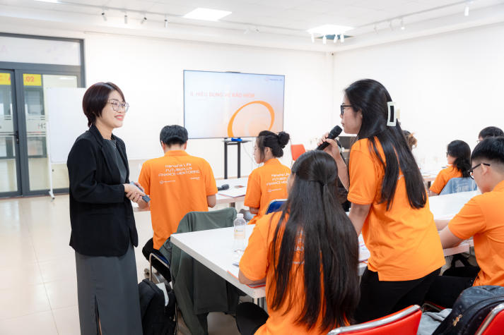 [Video] Sinh viên HUTECH tìm hiểu kiến thức ngành công nghệ tài chính cùng chuyên gia Hanwha Life 71