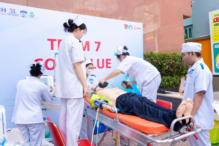 “Chạy trạm” cấp cứu, sinh viên Khoa Điều dưỡng - Kỹ thuật y học luyện bản lĩnh xử trí tình huống y khoa 73
