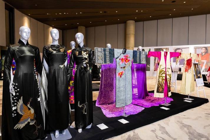 Dự triển lãm Vietnam’s Fashion Journey 2000-2023, sinh viên Thiết kế thời trang chiêm ngưỡng loạt “tạo tác” của các NTK đình đám 45