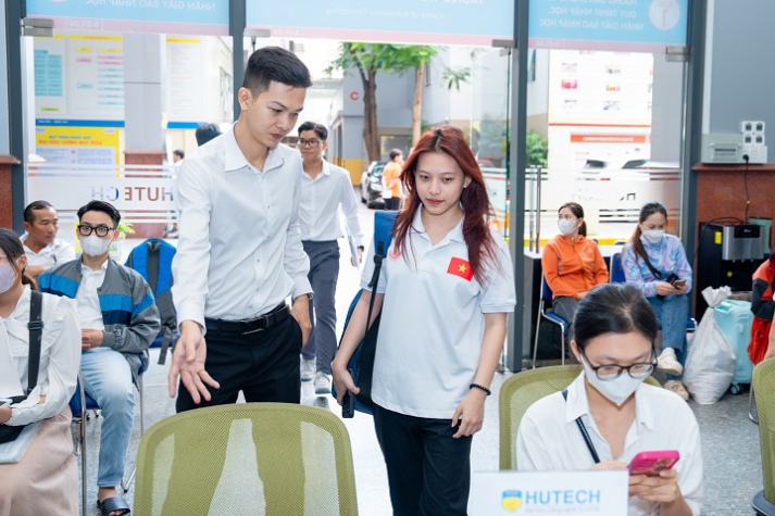 [Video] Đông đảo thí sinh, phụ huynh đến HUTECH nhập học từ tờ mờ sáng ngày đầu tiên 32