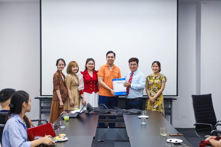 Nhiều kiến thức hữu ích cho sinh viên tại buổi tham quan Guardian 24